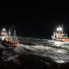 3 bateaux de pêche qui quittent le quai de Rimouski pour prendre la mer. 