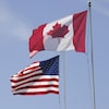 Les drapeaux du Canada et des États-Unis flottent au parc de l'Arche de la paix, situé à la frontière entre les deux pays à proximité de Surrey, en Colombie-Britannique.