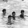 Les membres des Beatles pataugent dans une piscine à l'occasion du tournage du film <i>Help</i> (1965).