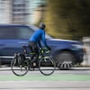 Un cycliste au centre-ville de Vancouver.