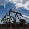 Des pompes extraient du pétrole du sol près d'Olds, en Alberta.