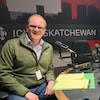 Pierre Hawkins dans le studio d'Ici Saskatchewan.