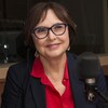 La journaliste, lunettes sur le nez, sourit à l'animatrice.