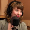 L'auteure tient un regard bienveillant après la lecture de son texte.