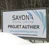Affiches sur le lieu du projet minier Authier de l'entreprise Sayona Mining.