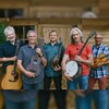 Michel Lalonde, Gilles Groleau, Francis Marchildon, Michel Chammartin et David Lawlor tiennent leurs instruments dans leurs mains pour une photo de groupe.
