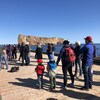 Des touristes sur le quai de Percé.