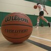 Un ballon de basketball en gros plan dans un gymnase