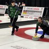Robert et Véronique Desjardins jouent au curling lors d'un championnat qui se déroule à Sudbury.