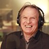 Eugène Lapierre souriant au micro du studio 18 de Radio-Canada