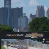 Une course de voiture devant le panorama de la ville de Détroit au Michigan.