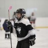 Une jeune femme qui joue au hockey.