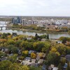 Vue aérienne de Saskatoon, de son centre-ville, des ponts et de la rivière Saskatchewan Sud au début de l'automne, les plaisanciers jouent sur la rivière.