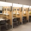 Rangée de cabines au centre d'injection supervisée de l'organisme Cactus, à Montréal, le 26 juin 2017.