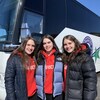 Les soeurs Joly, devant l'autobus qui transporte les athlètes de la Mauricie.