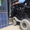 Les roues avant du fauteuil roulant de Daniel Lebrun sont incapable de franchir le seuil de porte d'un restaurant du centre-ville de Sudbury.