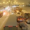 Des véhicules coincés sur l'autoroute 13 lors de la tempête qui a débuté le 14 mars.