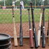 Des bâtons de baseball sur un terrain