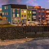 Maquette montrant des maisons et des gens dans ce qui représente une ville côtière de Saint-Jean de Terre-Neuve. Une petite figurine est placée sur le bord de ce qui représente l'océan.