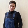 Marjolaine Beauchamp se tient debout avec un léger sourire.