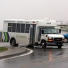 Un véhicule de la Régie intermunicipale de transport Gaspésie—Îles-de-la-Madeleine (RÉGÎM) tourne un coin de rue.