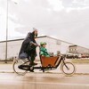 Une femme et son enfant sur un vélo cargo