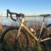 Un vélo sur le bord de la mer.
