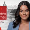 Une jeune femme devant un fond d'écran comprenant l'Assemblée législative de l'Alberta.