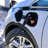Une Chevrolet Bolt l'hiver, lors d'une recharge.
