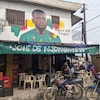 Vue d'une maison à Douala avec une image d'un joueur de soccer