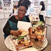 Wanda Jemly signe des copies de son livre Oh Achouka!