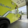 Une ambulance prête à sortir d'un garage. 