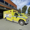 Une affiche sur laquelle on peut lire « combien de décès cela va-t-il prendre pour élaborer la bonne couverture de risque? Ambulance Granby dans l'oubli! » est accrochée sur une ambulance. 