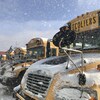 Des autobus scolaires dans la neige. 