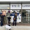 Des bénévoles retiraient, lundi matin, les affiches ornant les vitrines du local de campagne de Steve Lussier.