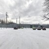 Des autos sont stationnées devant l'usine Bitfarms, à Sherbrooke. 