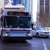 Autobus tournant dans une rue avec l'inscription du numéro de route ( 302 brt city centre ). Neige au sol, arbres sans feuille. Mars 2023.
