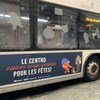 Un bus de la société de transport de Sherbrooke avec une publicité indiquant « Le centro, inspirant, unique, accessible pour les Fêtes ». 