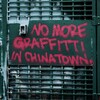 Graffiti sur un mur de Chinatown qui dit « no more graffitti » à Chinatown.