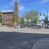 Des voitures sont arrêtées à un feu de circulation à Rivière-du-Loup.
