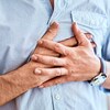Un homme touche sa poitrine à l'endroit du coeur.