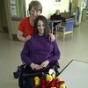 Connie Saulnier et sa fille Jennifer, assise dans un fauteuil  roulant.