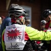 Le cycliste Daniel Roy, de dos; on peut lire sur son dossard "les jeunes vieux, Daniel 85 ans; Les Côteux de Sherbrooke". 