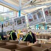 Des bénévoles organisent une distribution de denrées alimentaires.