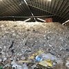 Des tonnes de déchets dans un bâtiment délabré.