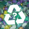 Montage d'un symbole de recyclage et d'un point d'interrogation sur une image de dosettes de café utilisées.