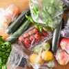 Plusieurs fruits et légumes dans des emballages de plastique.