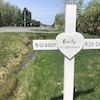 Une croix sur laquelle apparaît la mention "Emily Villeneuve, 5 11 2007, 9 10 2021".