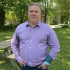 Éric Bergeron est devant la caméra à l'extérieur. 