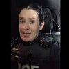 Une policière en uniforme dans une vidéo.